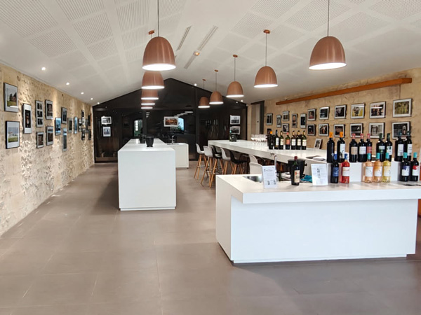 Salle-de-degustation-avec-expo Salle-de-degustation-avec-expo